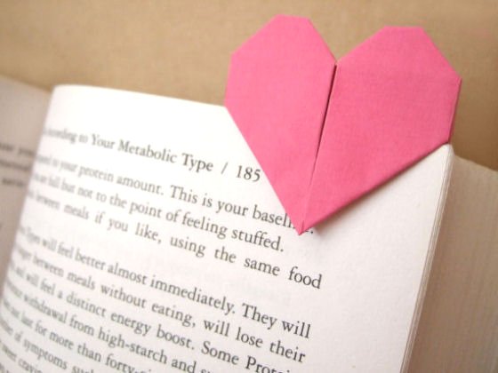 Nun, für romantische Menschen, die sich ihren Tag nicht vorstellen können, ohne das nächste Meisterwerk zu lesen, ist es nur notwendig, ein Lesezeichen für das Herz zu setzen