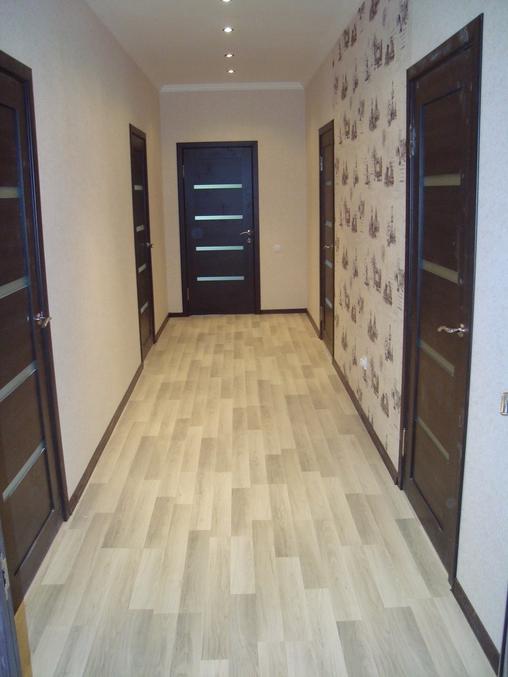 w małych pomieszczeniach lepiej jest używać jasnych odcieni podłogi w połączeniu z lekkimi drzwiami;   w dużych pomieszczeniach ciemne drzwi można stosować w połączeniu z jasną podłogą;   podczas instalowania drzwi należy pamiętać, że powinny one znajdować się blisko podłogi na fakturze;   jeśli pokój ma kilka drzwi, ich kolor powinien być taki sam;